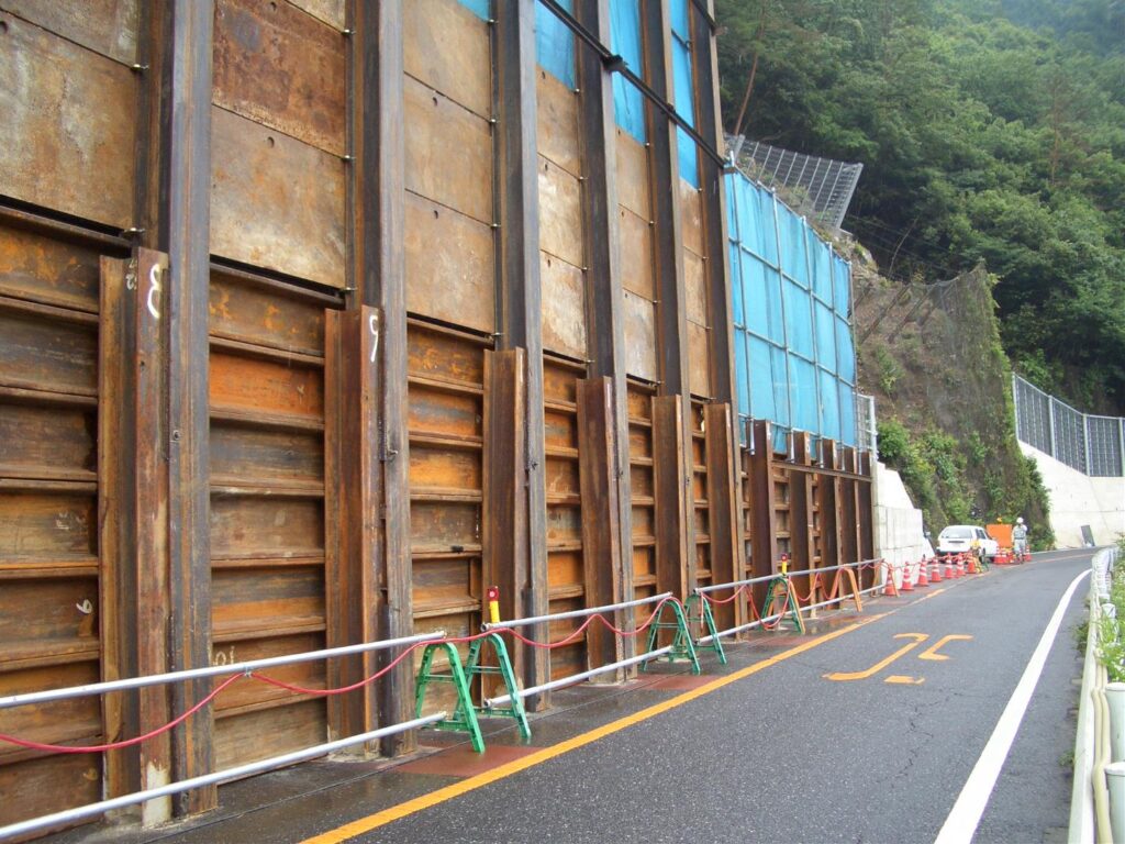 防護柵(横矢板・鋼板)