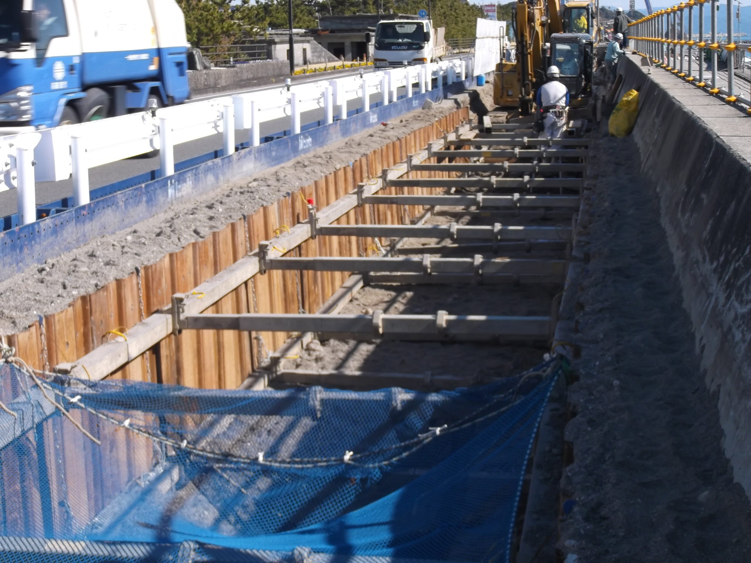 道路沿いの開削工事