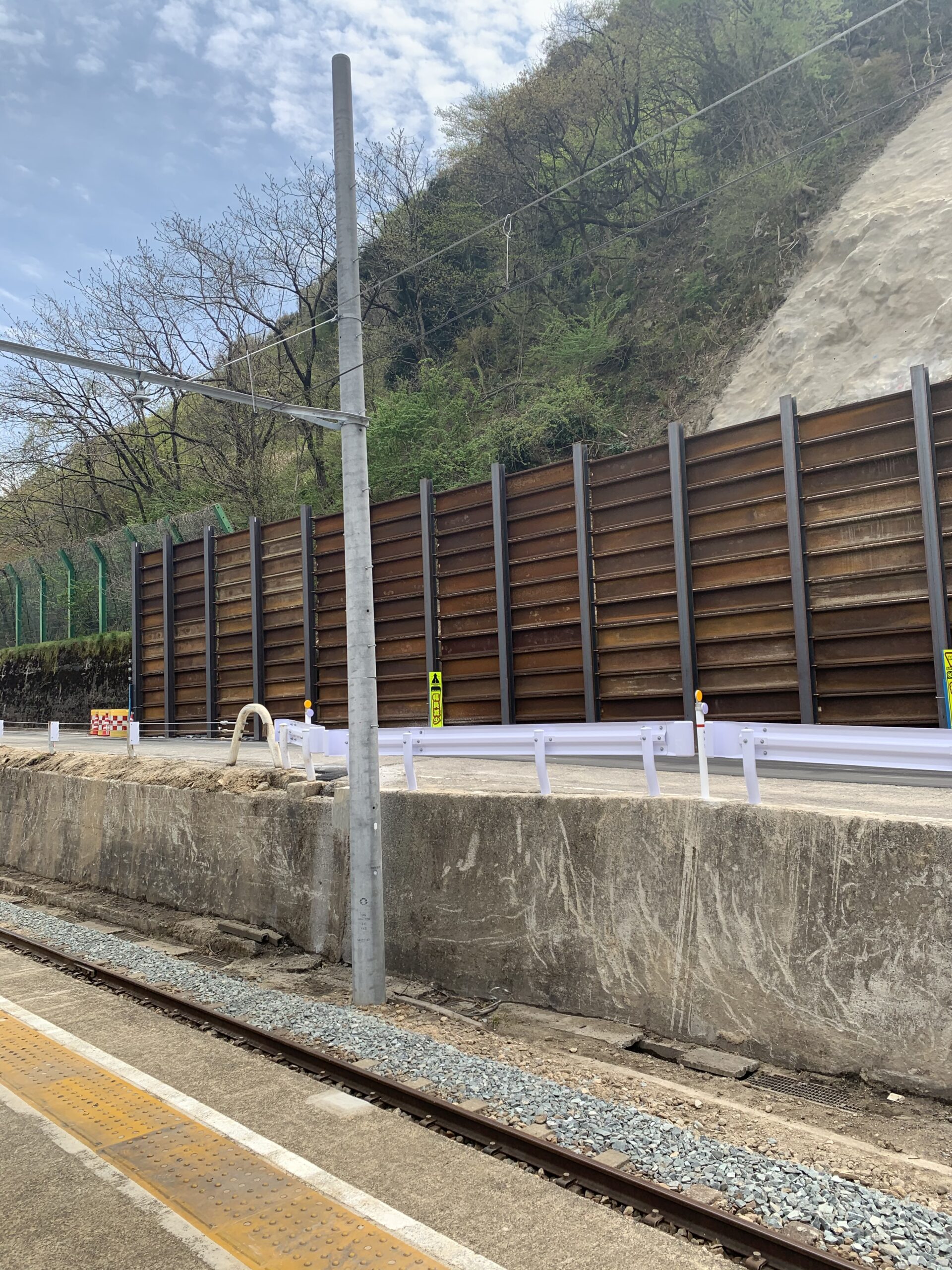 線路沿いの横矢板防護柵