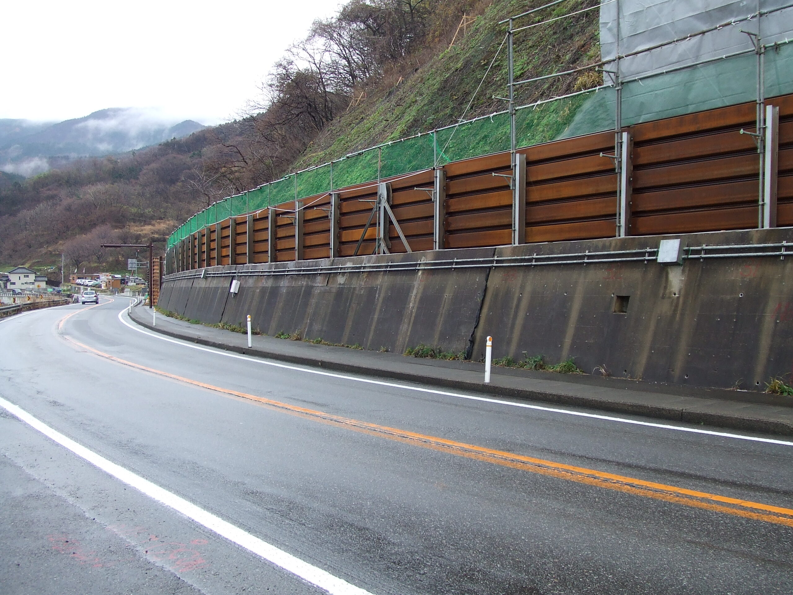 横矢板防護柵の設置例